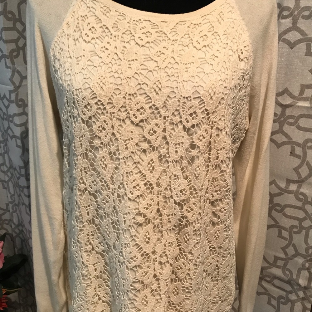 Cream colored sweater Elle size Large